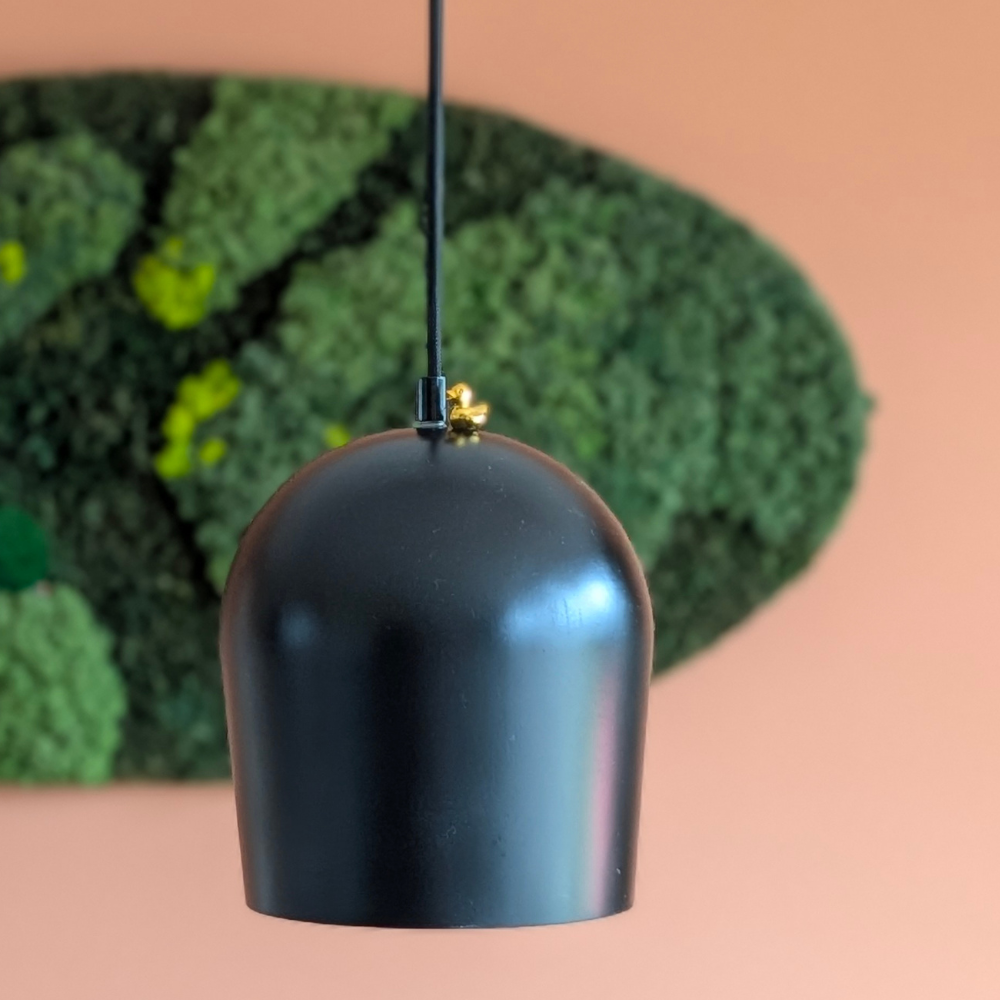 Glimmend goudkleurig verstopeendje verstopt op een lamp van The Lovely Club
